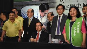 陳水扁出席台北簽書會前總統陳水扁（中坐者）9日在台北典華飯店舉行簽書會，兒子陳致中（前右2）、民進黨立法院黨團總召柯建銘（前左2）等人出席。中央社記者王飛華攝  108年5月9日