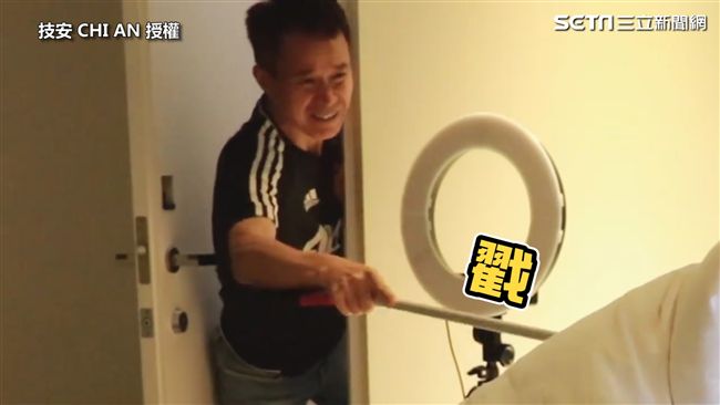 惡整老爸在房間看A片　女兒遭偷戳！