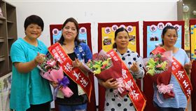 苗栗家扶禮讚自強媽媽苗栗家扶中心主任湯鳳琴（左1）9日頒獎表揚3名照顧身心障礙子女的「自強媽媽」，並致贈化妝品、新衣作為母親節禮物。（苗栗家扶中心提供）中央社記者管瑞平傳真  108年5月9日