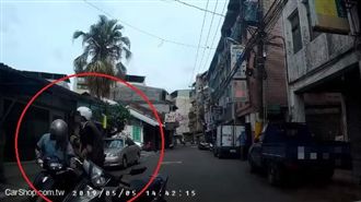 行車糾紛？壯男當街對阿伯揮拳、推人