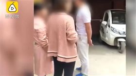 大陸安徽火爆爸打以前老師。(圖/翻攝自梨視頻)