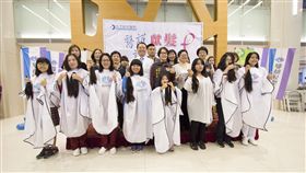 醫護獻髮送愛心 慶祝護理師節苗栗大千綜合醫院9日慶祝「護理師節」，發起「醫護獻髮」活動，護理人員現場剪下頭髮，總共捐出13束頭髮，盼助癌症病友重拾自信心。（大千醫院提供）中央社記者管瑞平傳真 108年5月9日