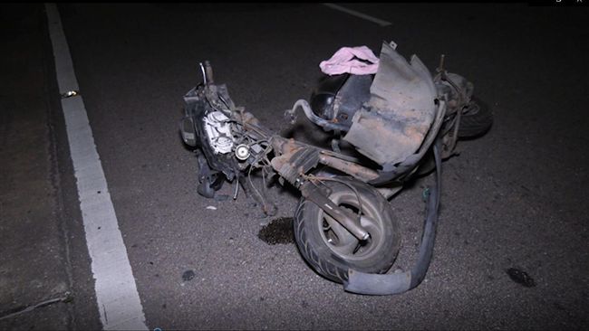 機車闖紅燈撞汽車！下秒機車消失了…