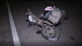 機車闖紅燈撞汽車！下秒機車消失了…