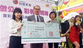 投注站獲贈19萬大紅包 老闆捐贈助弱勢基隆市金成功投注站4月開出「今彩539」3注頭獎，幸運兒獨得新台幣2400萬元，特別包了19萬元大紅包贈送給投注站，老闆決定捐出這份大禮回饋鄉親，台灣彩券公司總經理蔡國基（左2）9日到場見證捐贈儀式。中央社記者王朝鈺攝 108年5月9日