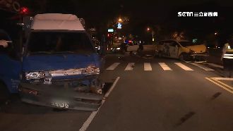閃燈路口毀兩車！小黃疑過快對撞4傷