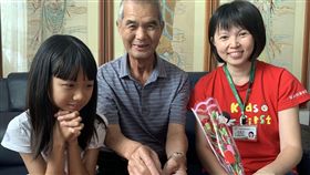 7旬老翁代母職無怨無悔 孫女貼心回饋嘉義縣7旬戴姓老翁（中）歷經兒子家暴、犯罪入獄及妻子罹患精神疾病等遭遇，仍肩負起11歲孫女的教養責任，無怨無悔，孫女也會協助整理家務、主動按摩回饋。（嘉義家扶中心提供）中央社記者黃國芳傳真　108年5月9日