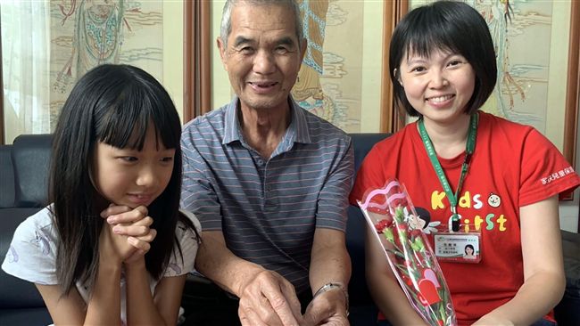 7旬老翁代母職無怨言　孫女貼心回饋