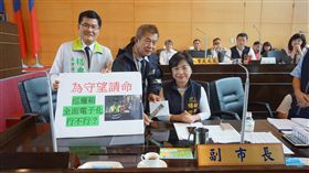 中市裝置100多個電子巡邏箱 盼提升巡守效能民進黨台中市議員鄭功進（前中）、楊典忠（前左）9日指出，希望市府在年底前完成將傳統巡邏箱改為電子巡邏箱。中央社記者趙麗妍攝 108年5月9日