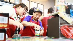 咖啡館屏東展店 聘失智長輩任實習店員全台首創失智長輩當實習店員的7-ELEVEN「幾點了咖啡館」拓點到屏東，畢嘉士基金會日照失智長輩9日到7-ELEVEN永大門市，擔任店員製作咖啡及收銀等工作。（畢嘉士基金會提供）中央社記者郭芷瑄傳真 108年5月9日