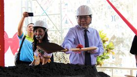 佳冬國中校舍重建動土 潘孟安行銷西瓜原鄉屏東縣佳冬國中9日舉行校舍重建工程動土典禮，縣長潘孟安（右）出席與會，祈求工程順利、平安，並邀請大家端午節到佳冬鄉「立西瓜」。（屏東縣政府提供）中央社記者郭芷瑄傳真 108年5月9日