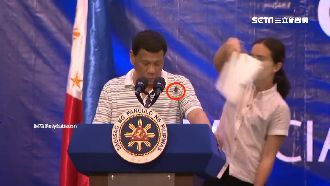 小強爬上身刺探　杜特蒂下秒踩死牠