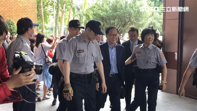丁守中抵達北院　面帶微笑不發一語