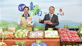 台南農漁產品銷售樂觀 黃偉哲：成長逾5成台南市長黃偉哲（左）9日出席「台南物產展」行銷記者會，他受訪時表示，台南今年農漁產品銷售和去年同期比起來，應該至少有50%以上的成長，這是可以樂觀期待的。（台南市政府提供）中央社記者張榮祥台南傳真　108年5月9日
來源 中央社