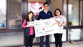 高鐵愛心贈票 弱勢童圓出遊夢高鐵新竹站站長邱奕貴（中）9日到新竹縣好生育幼院，致贈新竹至高雄左營往返高鐵票共40張，助院童搭高鐵出遊，院長高麗靜（左）代表接受。中央社記者郭宣彣攝　108年5月9日
