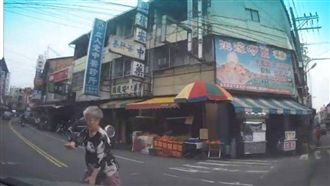 八旬婦散步過馬路　竟再走不到對街…