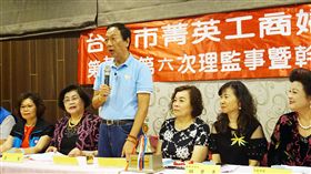 郭台銘：我已淡出鴻海 新團隊會經營得很好鴻海董事長郭台銘（右4）10日上午出席台中市菁英工商婦女協會理監事會，和婦女代表會談。中央社記者趙麗妍攝 108年5月10日