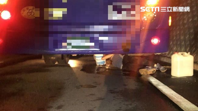 阿娘喂！男躺遊覽車底⋯女警嚇飛奔看