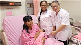 守護台灣尾健康 恆基護理長獲台灣傑出護理奉獻獎在恆春基督教醫院服務的護理長沈美玉（中），是屏東唯一獲台灣傑出護理人員服務奉獻獎的護理人員，她表示，這項工作帶給她與半島上的人美麗緣分，她也會繼續守候在半島，提供偏鄉專業的醫護服務。（恆春基督教醫院提供）中央社記者郭芷瑄傳真　108年5月9日