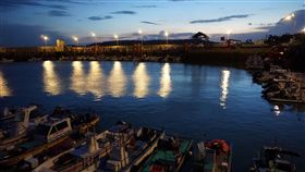 打造離島漁村亮點 金門水試所辦工作坊金門縣水產試驗所10日表示，計畫暑期開設「延續懷舊漁村的溫度－培力工作坊」，打造離島漁村亮點。圖為入夜的烈嶼羅厝漁港，寧靜安祥。（資料照片）中央社記者黃慧敏攝 108年5月10日