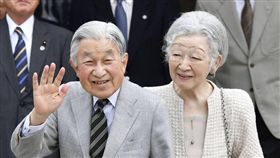 明仁天皇、美智子皇后。(圖/翻攝自推特)