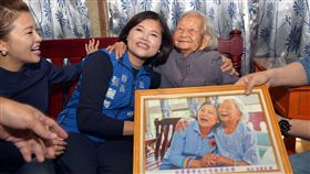 雲林百歲人瑞廖蔡愛喜歡帶小孩 常保年輕快樂母親節前夕，雲林縣長張麗善（中）10日探望百歲人瑞阿嬤，107歲的廖蔡愛（右）家中四代同堂，最喜歡與小孩子在一起，可以保持年輕快樂的心。（雲林縣政府提供）中央社記者黃國芳傳真　108年5月10日