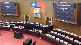 立院三讀教師法  強化不適任教師處理機制立法院院會10日三讀通過修正教師法部分條文，強化不適任教師處理機制，加速汰除不適任教師。這次修法，將不適任教師區分為涉及性平案件、涉及兒少及體罰霸凌、教學不力或不能勝任工作、其他等4類處置。中央社記者范正祥攝  108年5月10日