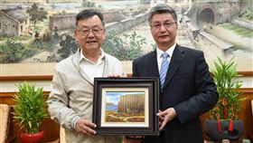 兩岸加強交流 澎湖獲邀廣東參展中國大陸廣東省廣州市台辦主任曾衛東（右）10日拜會澎湖縣長賴峰偉（左），並邀請澎湖縣參與今年8月將舉行的台灣商品博覽會。中央社 108年5月10日