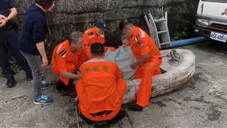 基隆港驚傳輪椅老太太落海！看護嚇傻