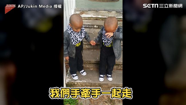 雙胞胎哥先下樓梯　弟淚崩：要一起走