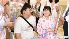 新手媽媽林小姐（前排右二）分享艾灸轉位產子的喜悅。（圖／高醫提供）