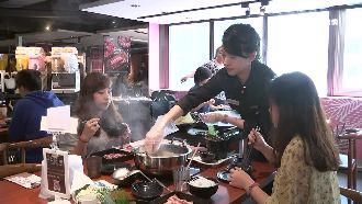 推幫打怪、剝蝦服務！餐飲回流增2成