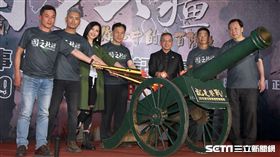 連江縣長劉增應、東引鄉長林德建等人同時為「2019東引軍事越野障礙賽」開砲。（記者邱榮吉/攝影）