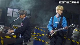 陳零九（左）、邱鋒澤瘋迷狼人殺量身打造歌曲《天黑請閉眼》。（圖／滾石唱片提供）