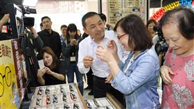 新北推敬老眼鏡專案　侯友宜陪模範媽媽配鏡為照顧長輩眼睛健康，新北市政府結合無名氏捐贈的善款推出「新北敬老眼鏡專案」；市長侯友宜（右3）10日下午陪同多名年滿65歲的模範母親體驗配鏡服務。（新北市社會局提供）中央社記者黃旭昇新北市傳真　108年5月10日