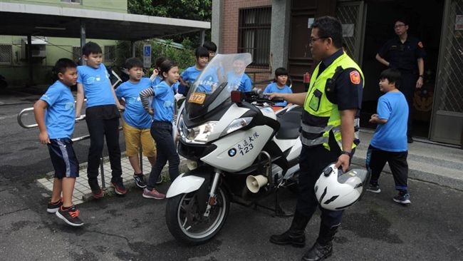 老梅國小警局一遊　學童穿裝備超興奮