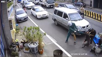 比特犬貨車竄出！郵差遭襲慘皮開肉綻