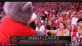 ▲飾演《冰與火之歌：權力遊戲》龍后的演員艾美莉亞克拉克（Emilia Clarke）觀看火箭勇士季後賽。（圖／翻攝自House of Highlights）