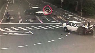 影／闖紅燈連撞兩車！駕駛噴出掛車門