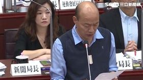 ▲韓國瑜9日答詢未正面回覆康裕成問題，僅低頭念稿