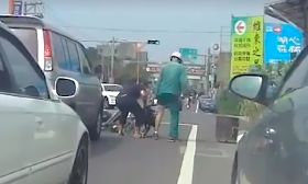 疑比特犬竄出狠咬　新竹郵差褲破多處傷