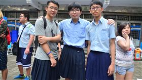 板中男裙週　學子響應穿裙逛校慶新北市立板橋高中11日舉辦73週年校慶活動，學生會並發起「男裙週」活動，學生王浩恩（前中）、徐為廷（前右）等人穿起藍裙一起走在校園，透過行動呼籲各界打破性別刻板印象，尊重個人氣質差異。中央社記者黃旭昇新北市攝　108年5月11日