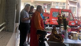 台北市萬華區某國中校園竟有穿著日據時代的男性白骨（讀者提供）