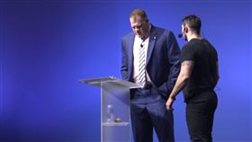 館長,市長,WWE,摔角,演講,工作人員,打斷,斷句,表演, 圖／翻攝自YouTube