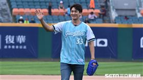 新一代暖心閨蜜代表邵翔為富邦悍將開球。（圖／記者王怡翔攝影）