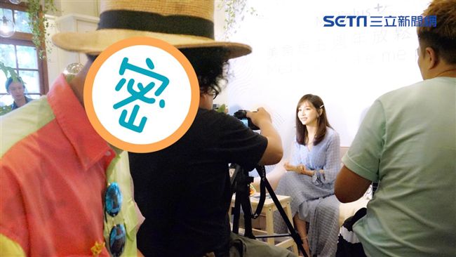 王心凌正訪問中！小男神假扮記者亂入