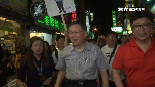 柯文哲踩點台中　粉絲擠爆一中街