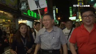 柯文哲踩點台中　粉絲擠爆一中街