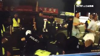 數十人佔路上演全武行　快打警逮8人