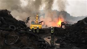 台中市后里區一處廢輪胎廢置廠7日下午發生火警。（圖／中央社）